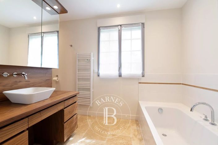 Image No.16-6 Bed House for sale