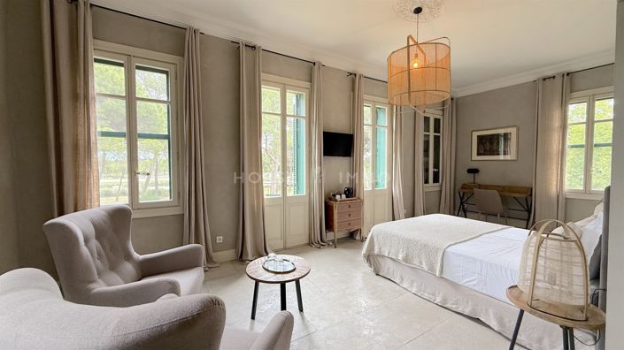 Image No.10-8 Bed Property for sale