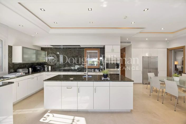 Image No.9-6 Bed House for sale