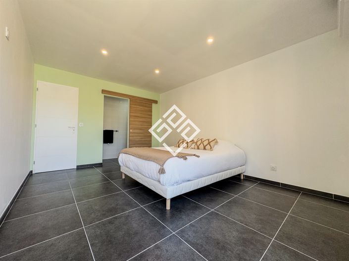 Image No.31-5 Bed House for sale