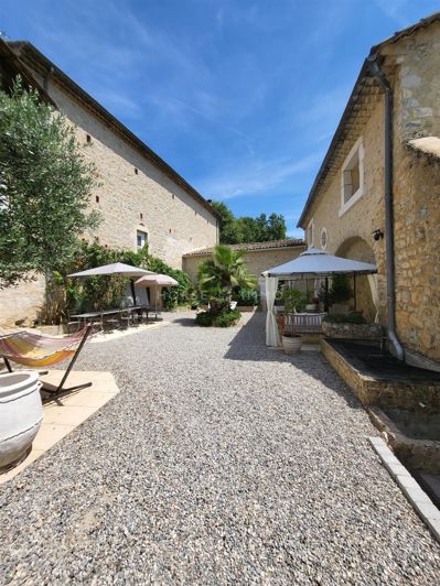 Image No.17-10 Bed Property for sale