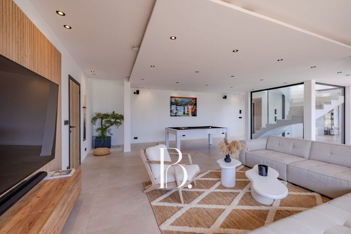 Image No.4-4 Bed Property for sale