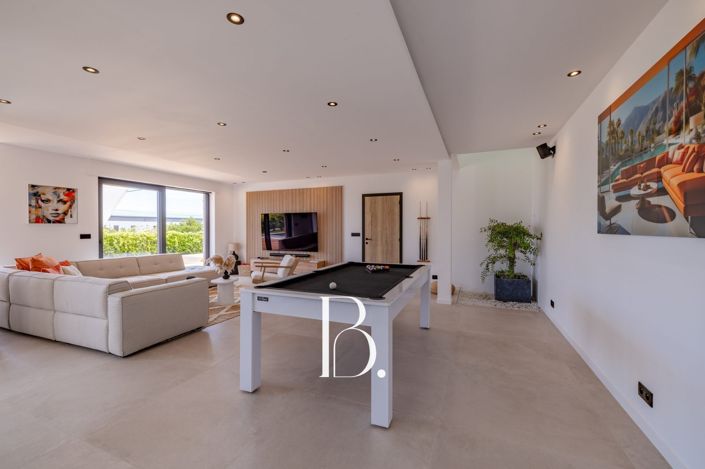 Image No.6-4 Bed Property for sale