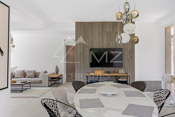 Image No.6-8 Bed House for sale