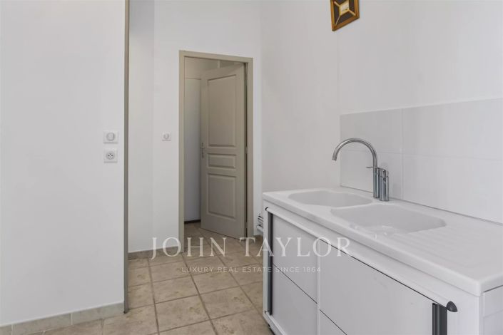 Image No.18-6 Bed House for sale