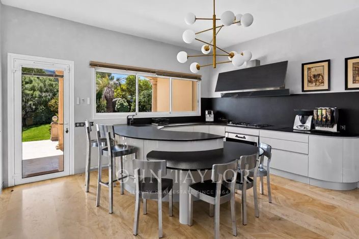 Image No.9-6 Bed House for sale