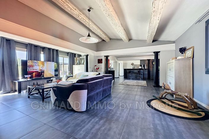Image No.8-5 Bed House for sale