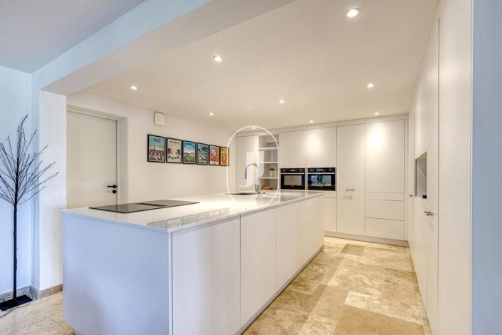 Image No.6-5 Bed House for sale