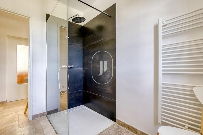 Image No.8-5 Bed House for sale