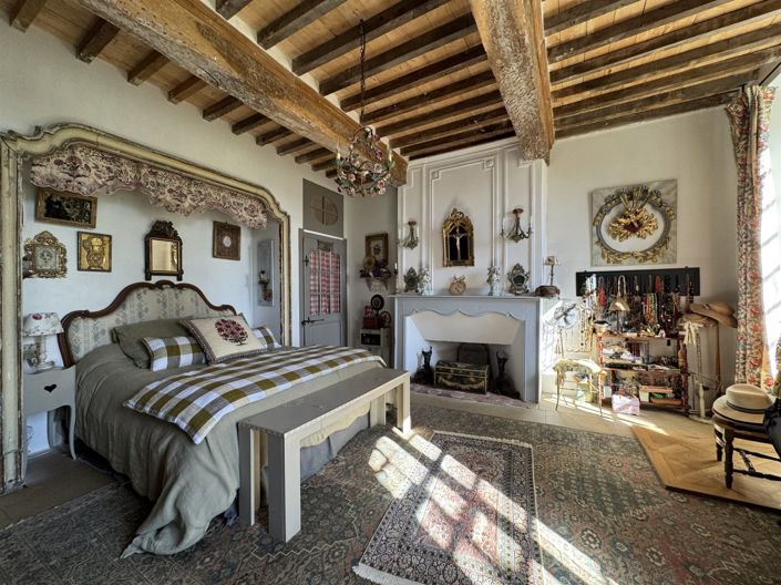 Image No.17-7 Bed Property for sale