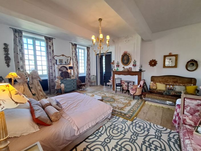 Image No.20-7 Bed Property for sale