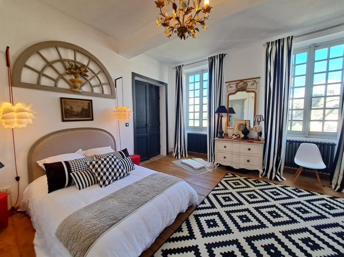 Image No.21-7 Bed Property for sale