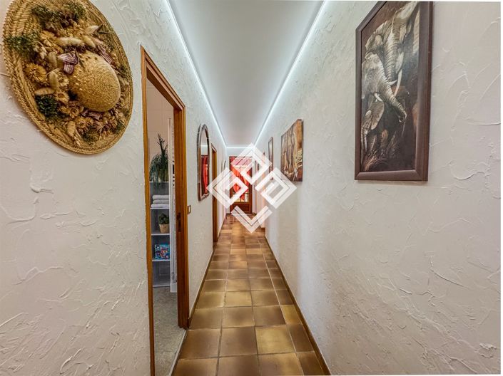 Image No.24-8 Bed House for sale