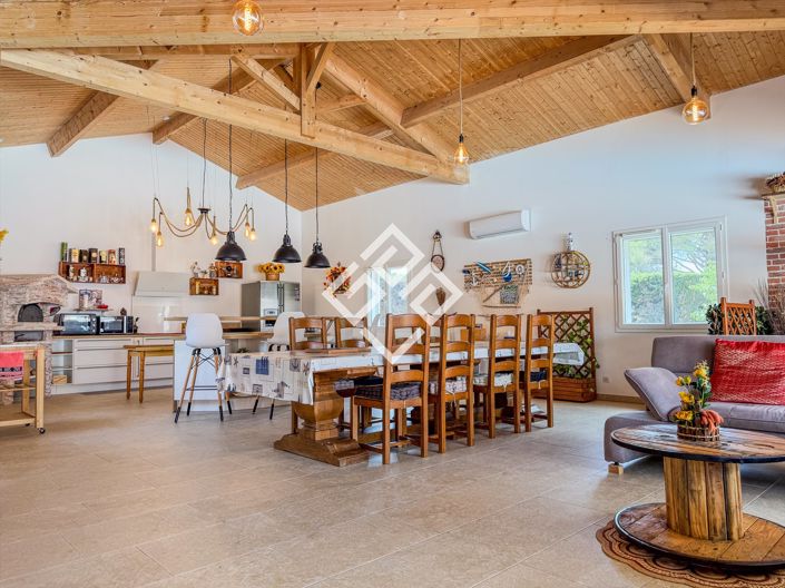 Image No.6-8 Bed House for sale