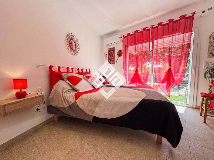 Image No.7-8 Bed House for sale