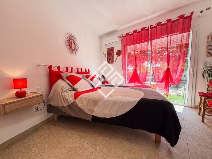 Image No.8-8 Bed House for sale
