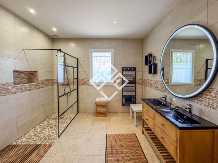 Image No.9-8 Bed House for sale