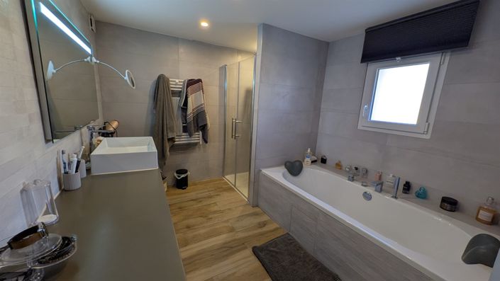 Image No.8-7 Bed House for sale