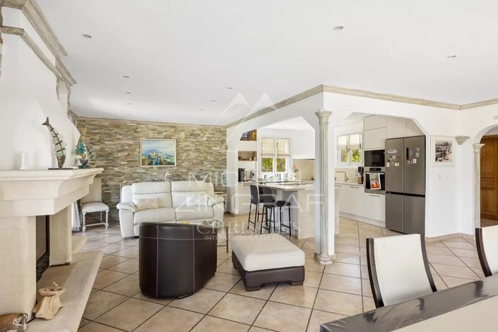 Image No.8-5 Bed House for sale