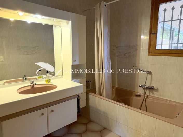 Image No.8-6 Bed House for sale
