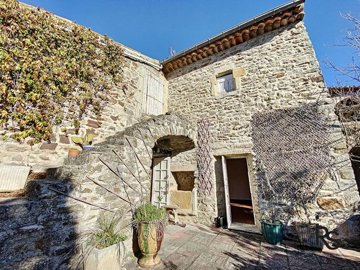 1 - Banne, Maison