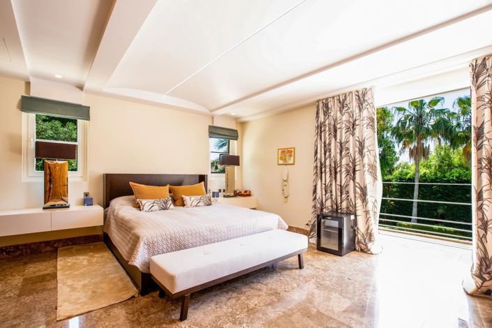 Image No.8-5 Bed House for sale