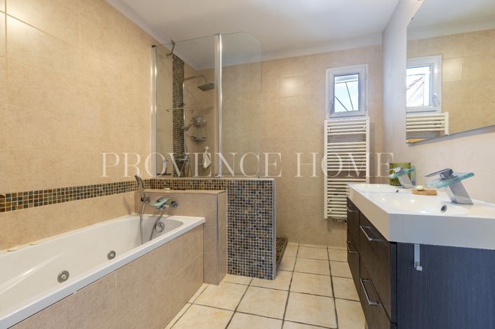 Image No.8-5 Bed House for sale