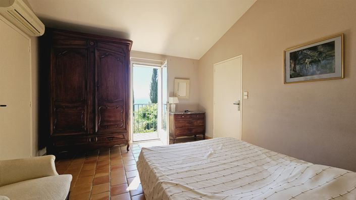 Image No.24-6 Bed House for sale