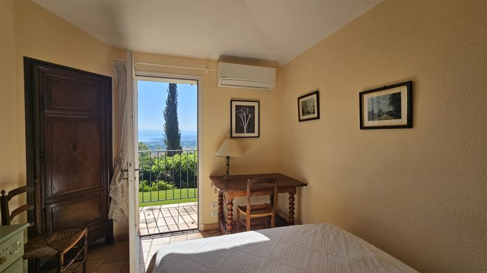 Image No.26-6 Bed House for sale