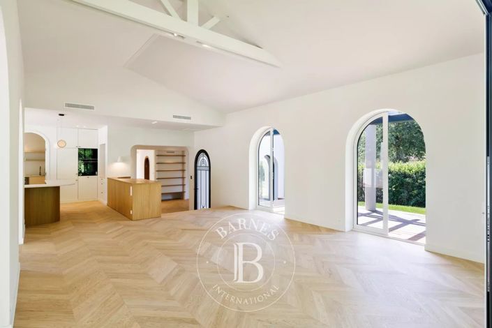 Image No.10-6 Bed House for sale
