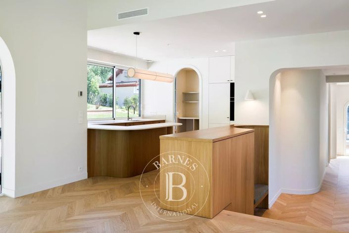 Image No.13-6 Bed House for sale