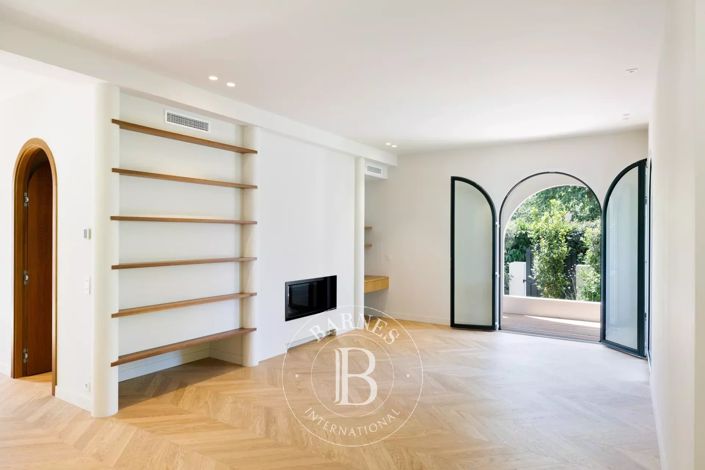 Image No.17-6 Bed House for sale