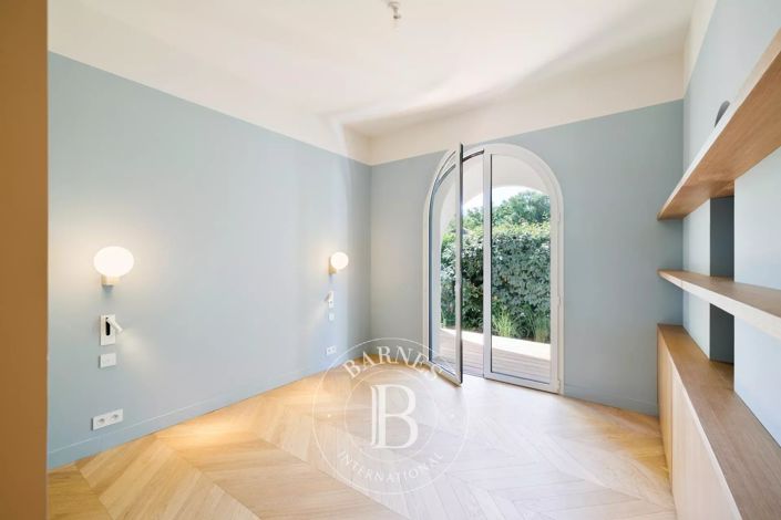Image No.24-6 Bed House for sale