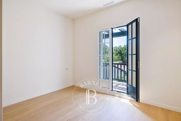 Image No.28-6 Bed House for sale