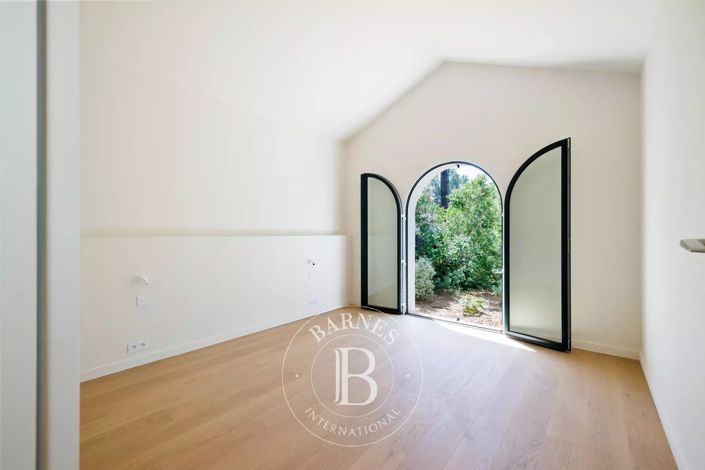 Image No.30-6 Bed House for sale