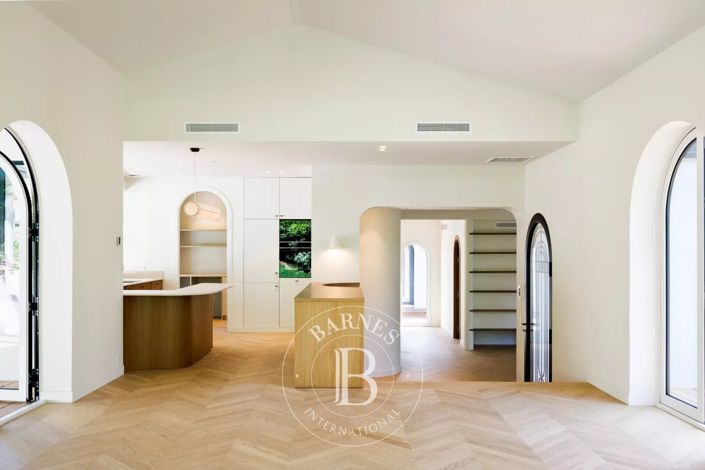 Image No.4-6 Bed House for sale