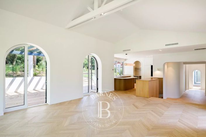 Image No.5-6 Bed House for sale
