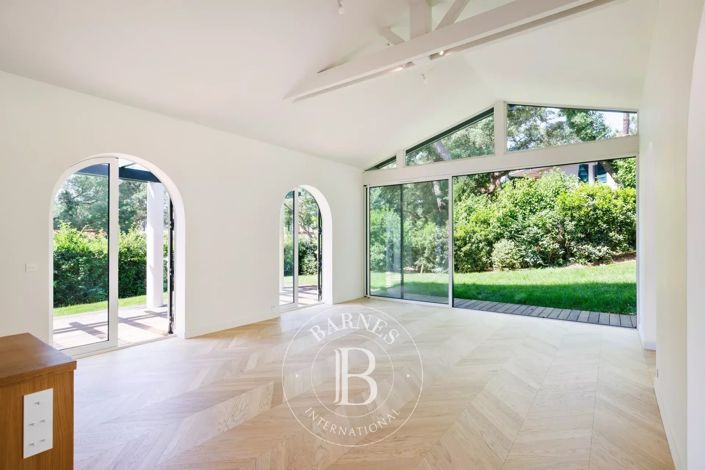 Image No.6-6 Bed House for sale
