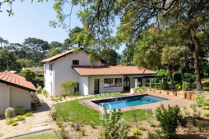 Image No.8-6 Bed House for sale