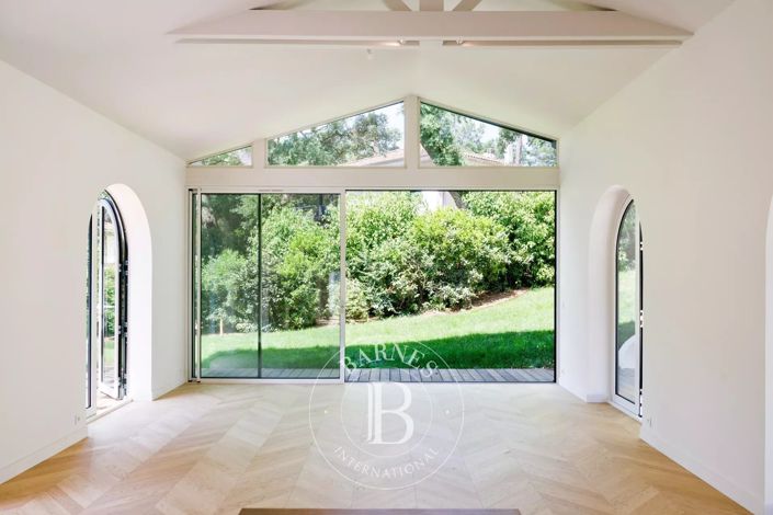 Image No.9-6 Bed House for sale