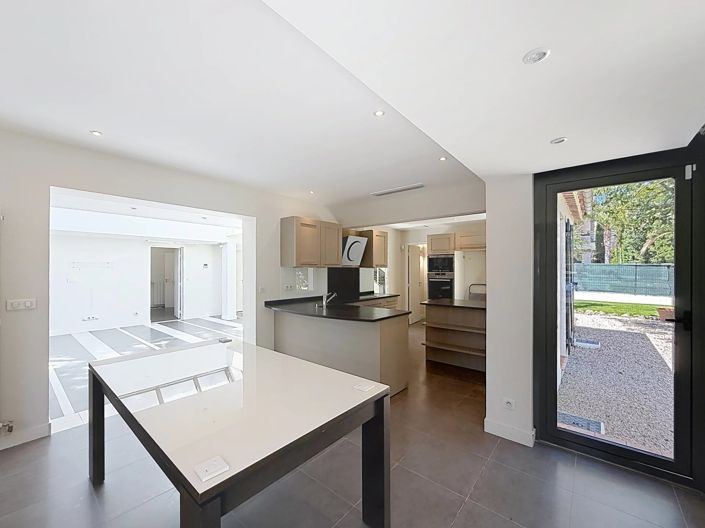 Image No.11-5 Bed House for sale
