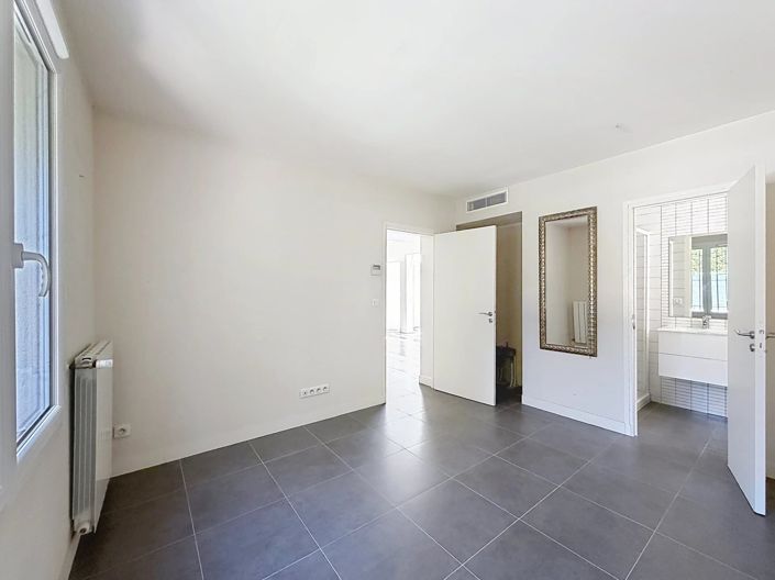 Image No.16-5 Bed House for sale