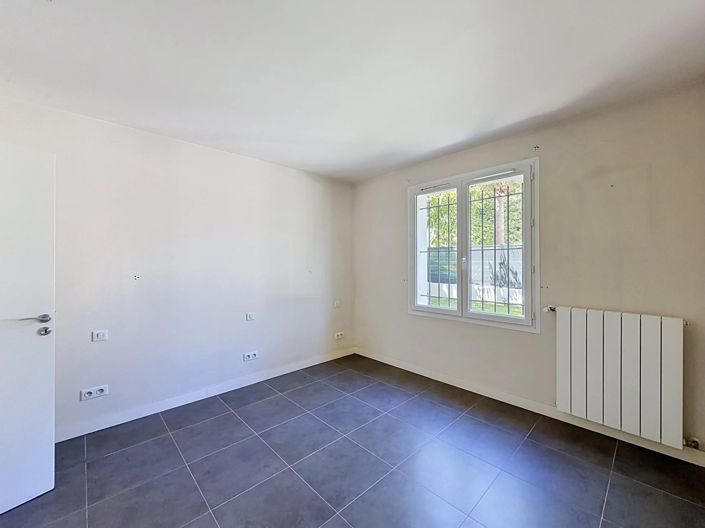 Image No.18-5 Bed House for sale