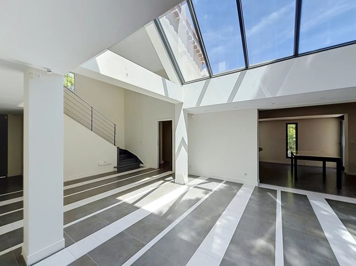 Image No.8-5 Bed House for sale