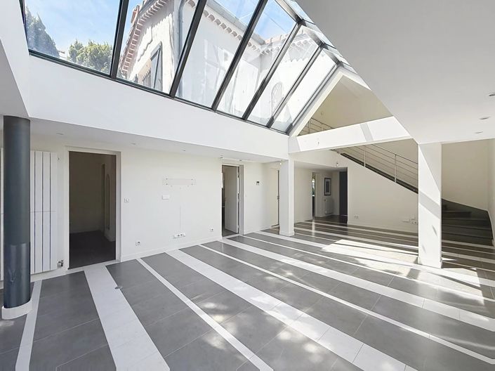 Image No.9-5 Bed House for sale