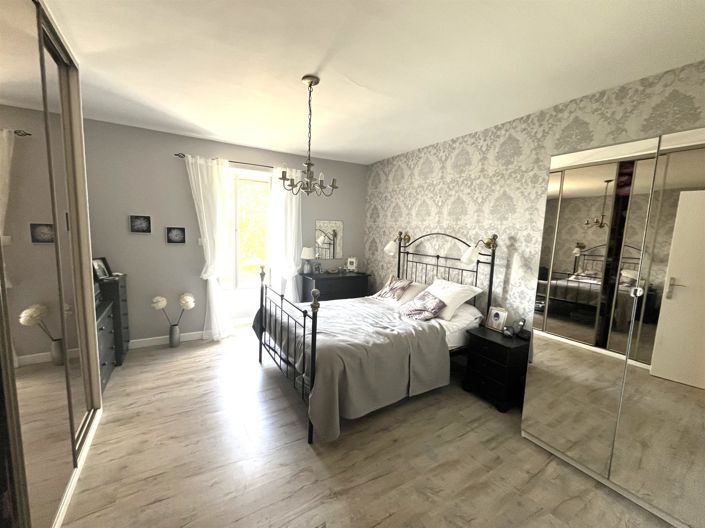 Image No.7-5 Bed House for sale