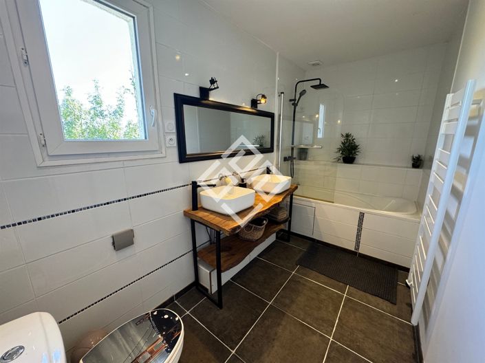 Image No.6-5 Bed House for sale