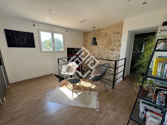 Image No.8-5 Bed House for sale