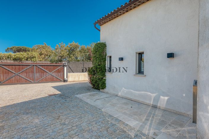 Image No.31-6 Bed House for sale