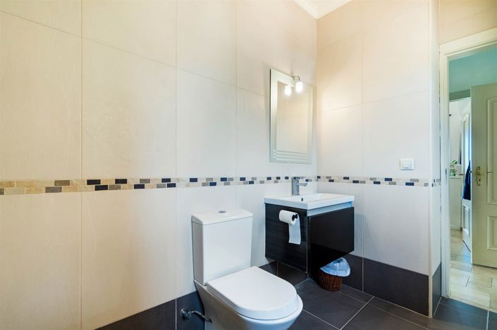 Image No.18-5 Bed House for sale